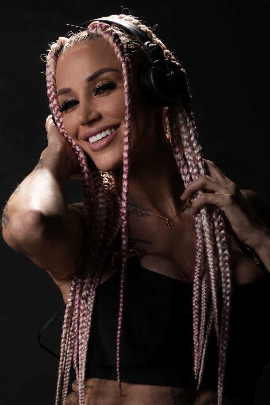 Sandra Silver con auriculares