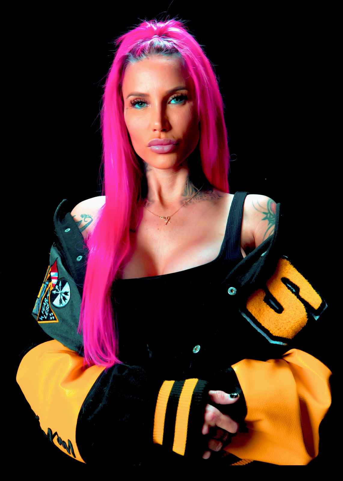 Sandra Silver con chaqueta varsity amarilla y negra